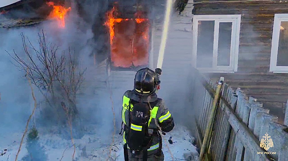 Пожарно-спасательные подразделения ликвидировали пожар в Медвежьегорском районе.